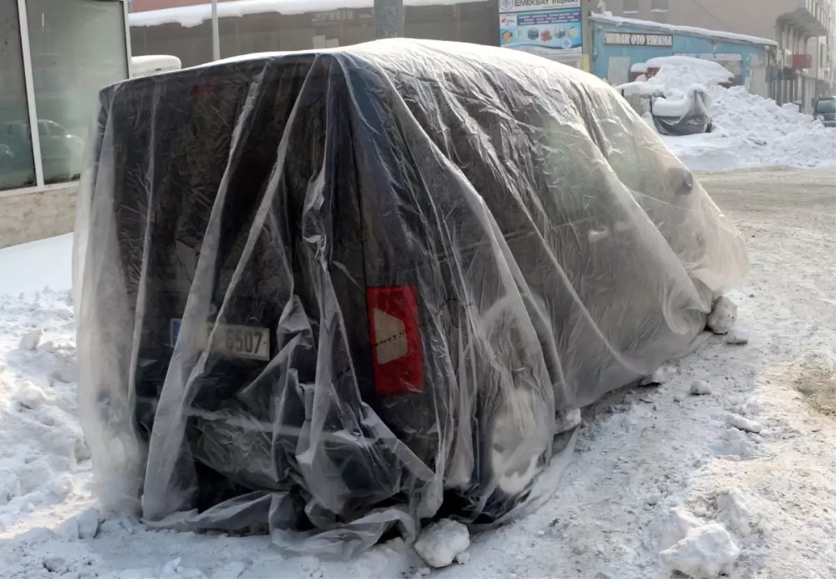 Erzurum\'da Araçlar Soğuktan Battaniye ile Korunuyor