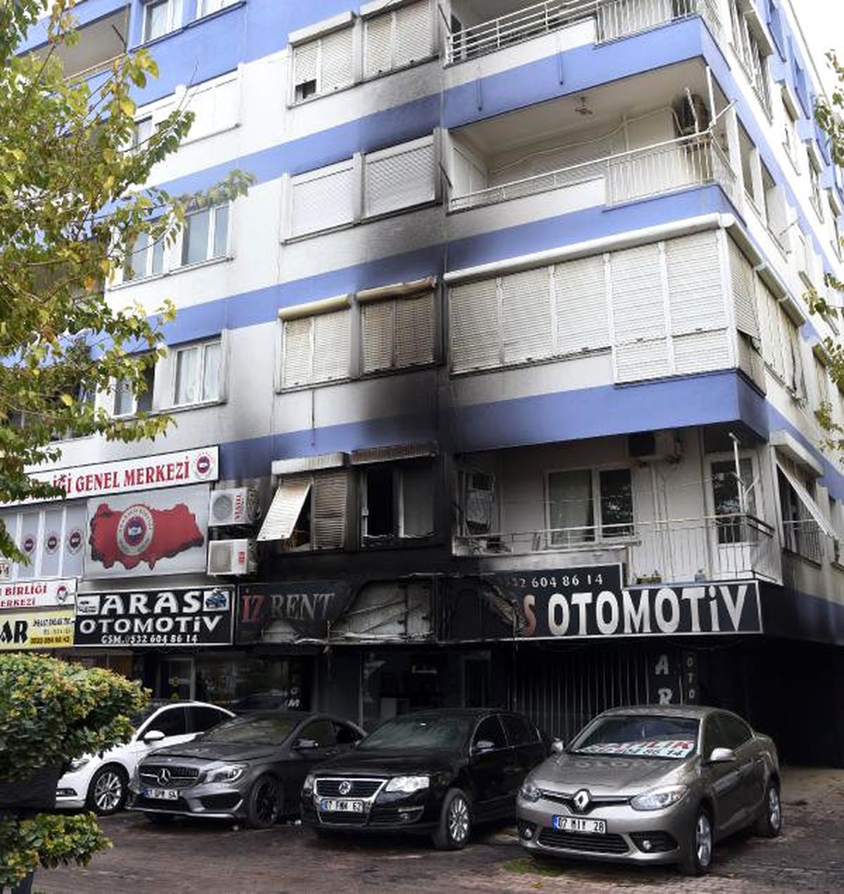 Galerideki 3 Otomobili Ateşe Verdiler