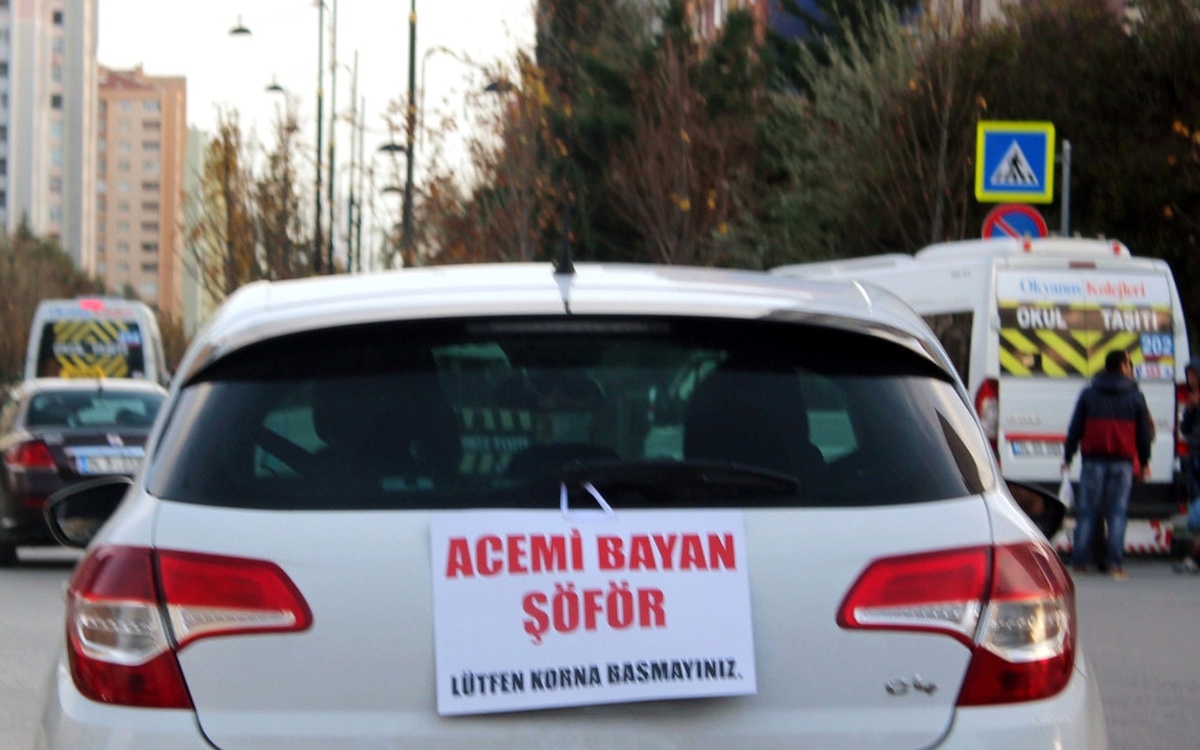 Kadın Sürücüden Arabasının Arkasına İlginç Pankart