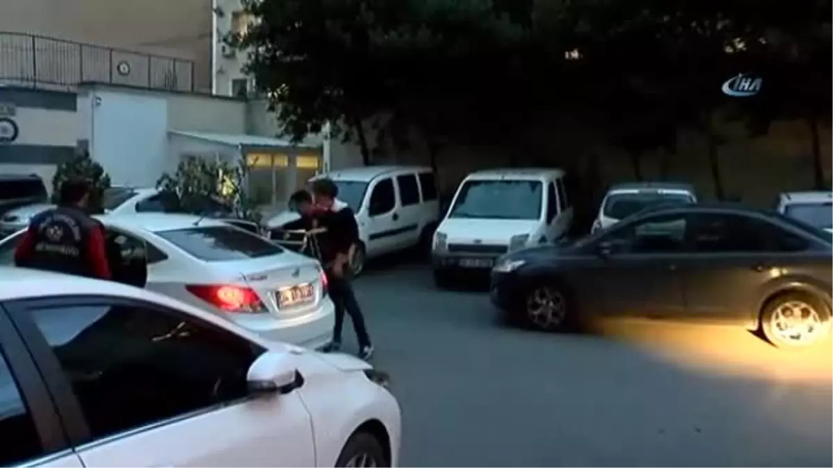 Metrobüs Üzerinde Seyahat Eden 2 Genç Gözaltına Alındı
