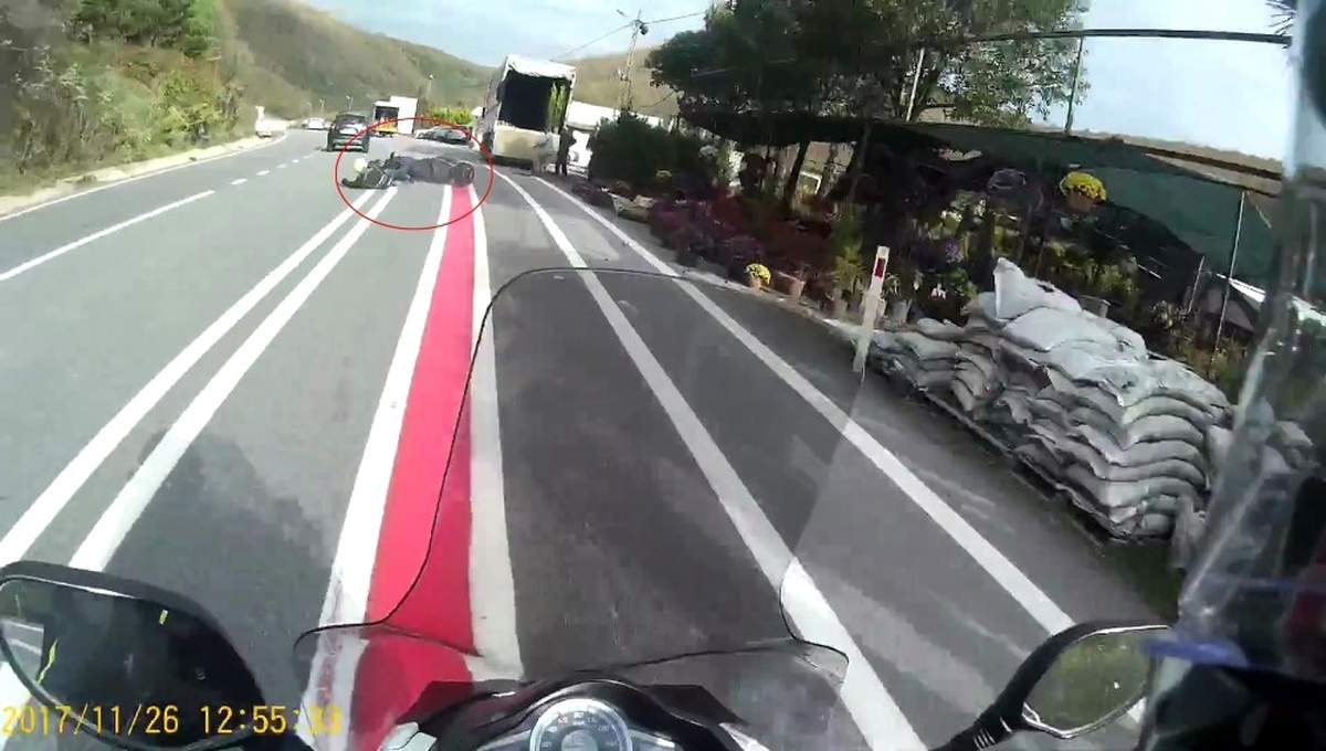 Beykoz\'da Motosikletlinin Ölümden Kıl Payı Kurtulduğu Anlar Kamerada