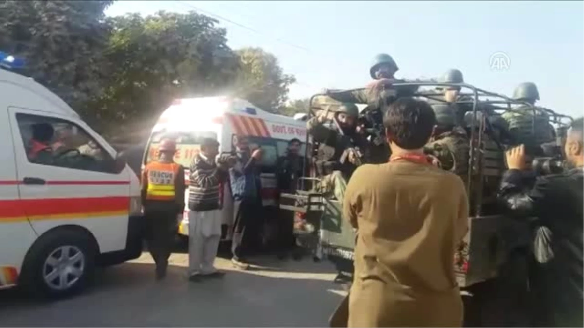 Pakistan\'da Üniversite Yurduna Saldırı