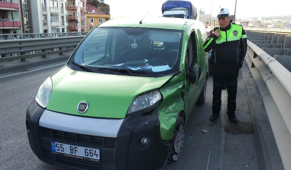 Samsun\'da Otomobil Bariyere Çarptı: 1 Yaralı