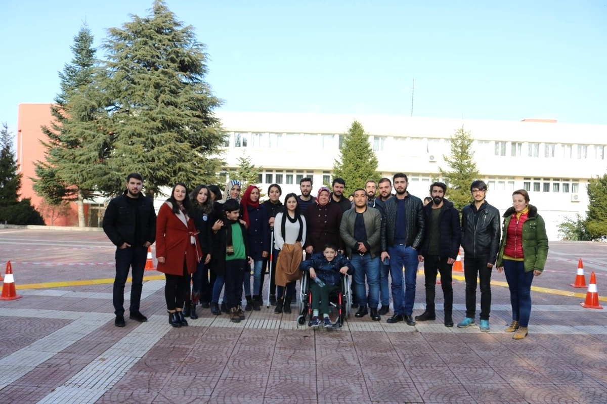 Siyah Gözlük Takan Üniversite Öğrencileri Engelli Yolunda Yürümekte Zorlandı