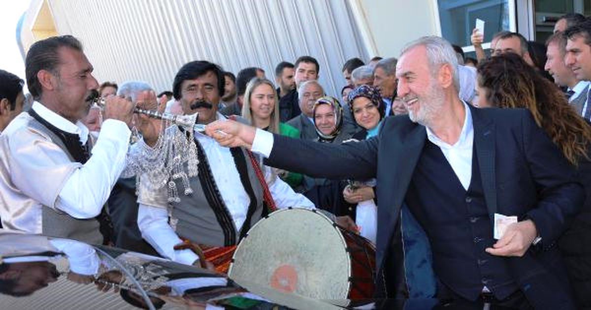 TBMM\'nin İlk Kadın İdare Amiri Çankırı, Memleketinde Zılgıtlar ve Çiçeklerle Karşılandı