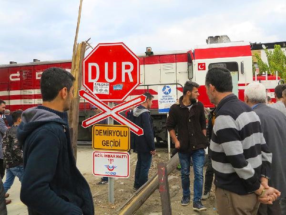 Tren, Hemzemin Geçitte Traktöre Çarptı: 1 Yaralı