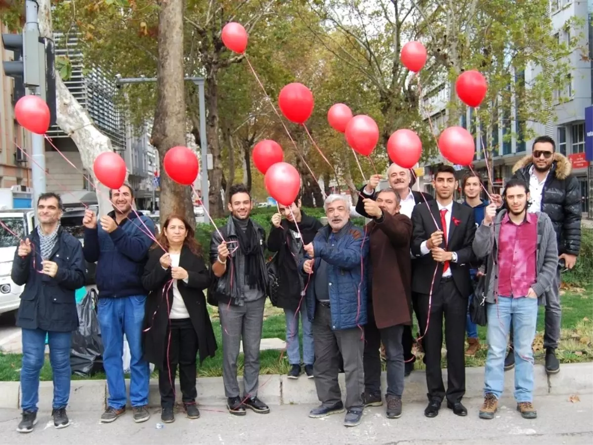 Aids Gününde Kırmızı Balon Uçurdular