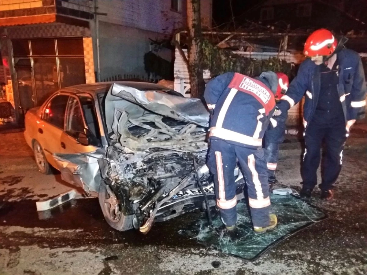Akyazı\'da İki Otomobil Kafa Kafaya Çarpıştı: 2 Yaralı