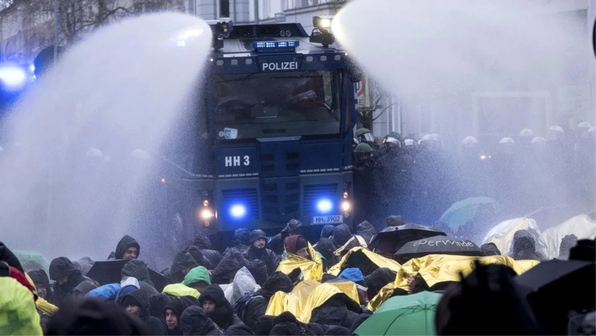 Aşırı Sağcı AfD\'ye Protesto! Polis TOMA\'larla Müdahale Etti, Çatışma Çıktı