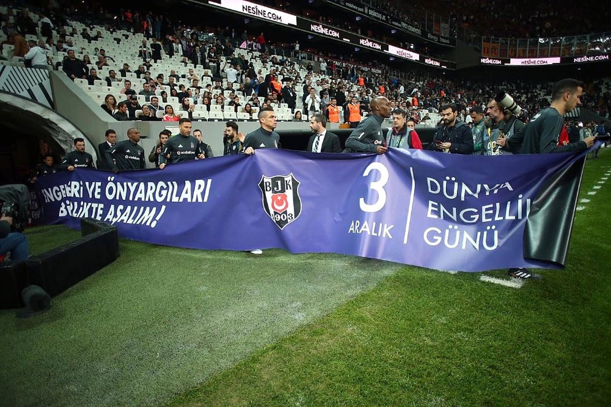 Beşiktaş\'tan Engellilere Pankartlı Destek