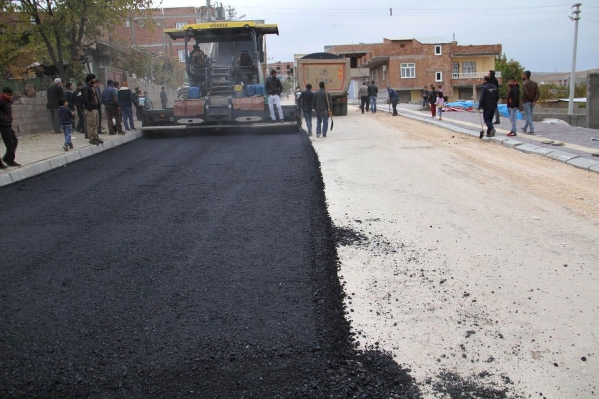 Bismil\'de Sıcak Asfalt Çalışması Devam Ediyor