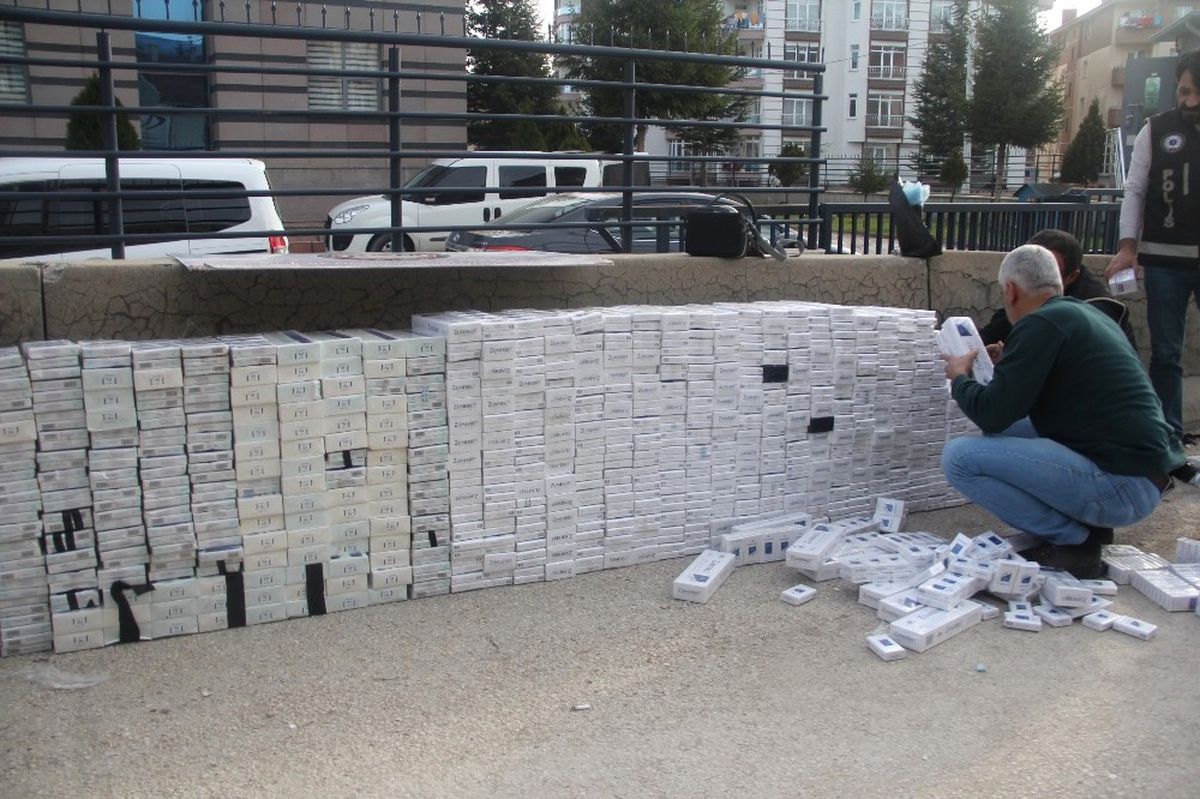 Bolu\'da Sehpalara Zulalanmış 10 Bin Paket Kaçak Sigara Ele Geçirildi