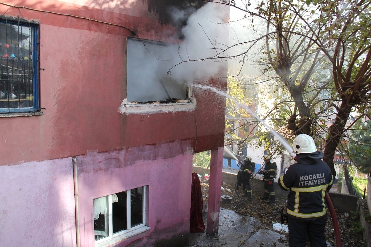 Elektrik Kontağından Çıkan Yangın Evi Kül Etti