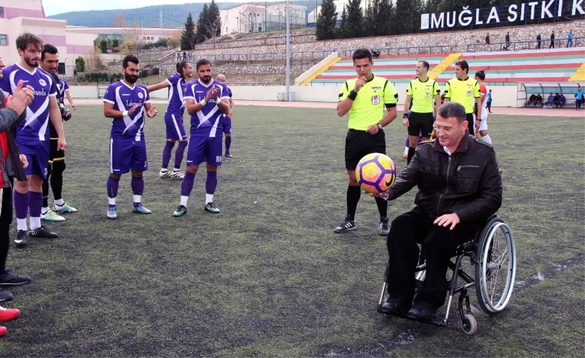 Farkındalık İçin Başlama Vuruşunu Engelli Dekan Yaptı