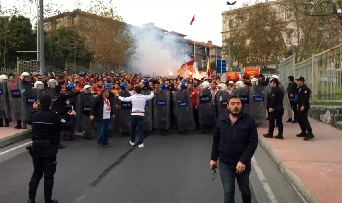 Galatasaraylı Taraftarlar, Vodafone Park\'a Geliyor