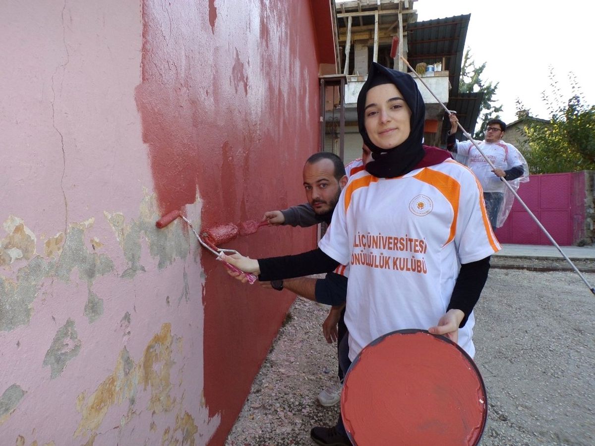 Gülpınar İlkokulu, Üniversite Öğrencileri Tarafından Onarıldı