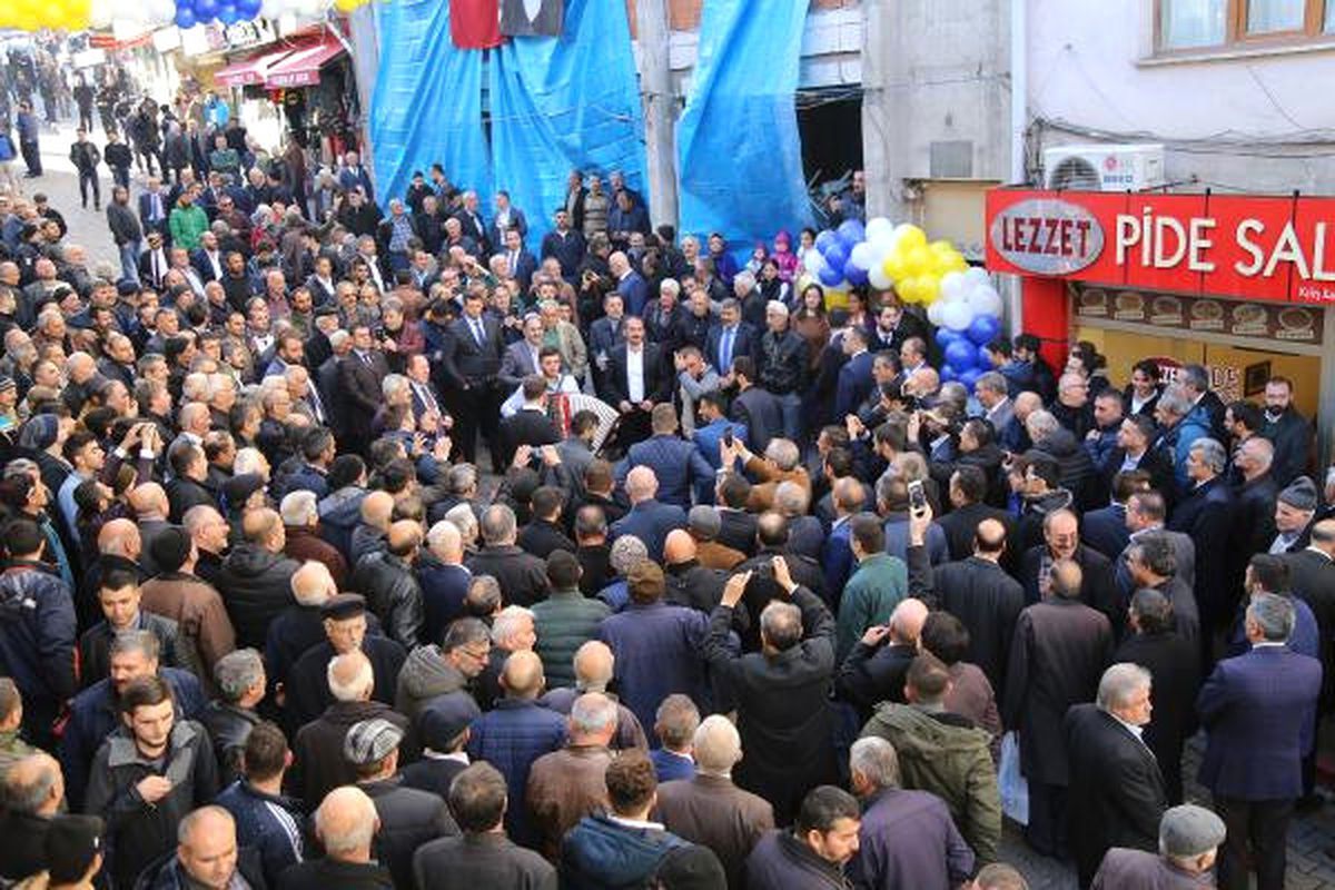 İyi Parti Genel Başkanı Akşener\'e Meşaleli Karşılama (3)
