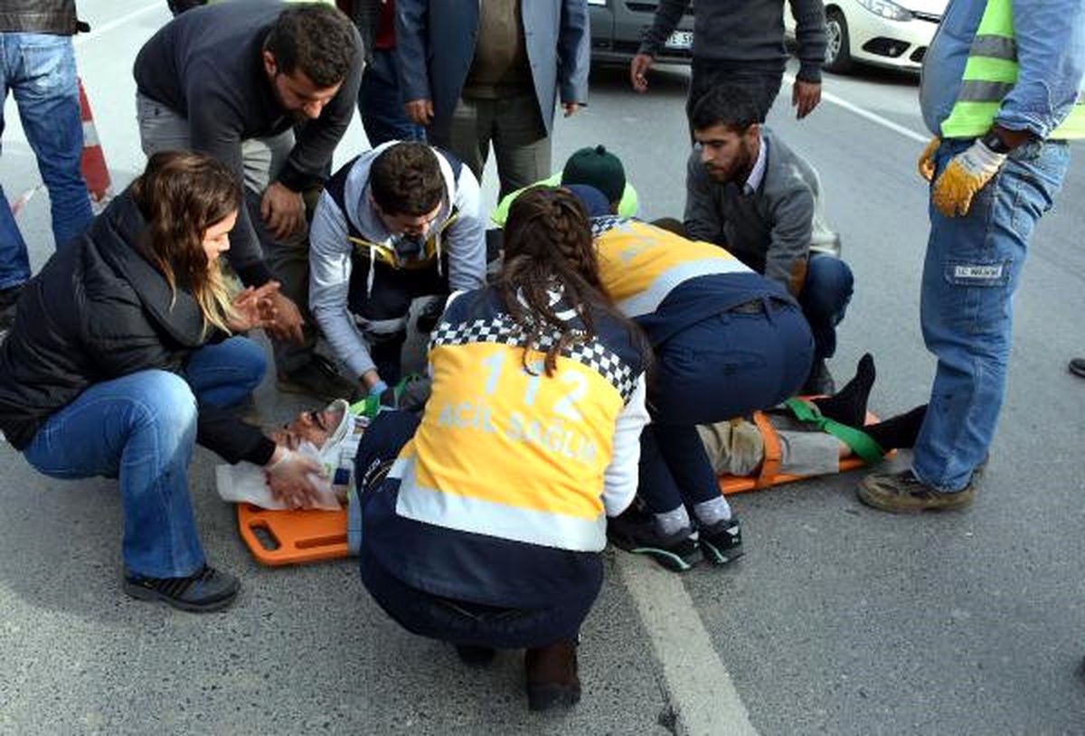 Kamyonet Çarpan İşçiye Yoldan Geçen Kadın Doktor Müdahale Etti