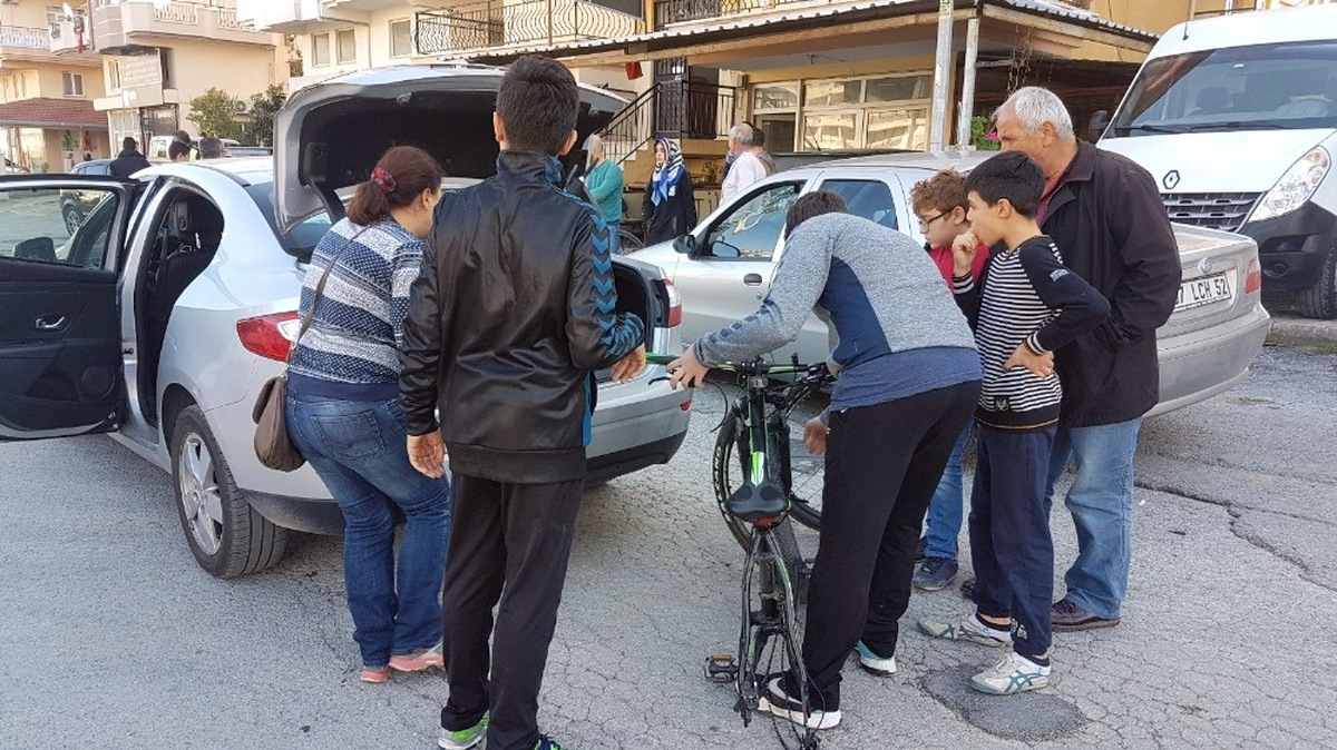 Köpekten Kaçan Bisikletli Çocuğa Otomobil Çarptı