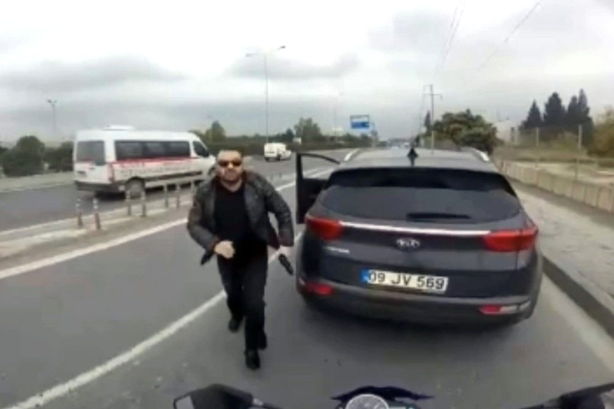 Motosikletliye Tabanca Çeken Otomobil Sürücüsü Gözaltına Alındı