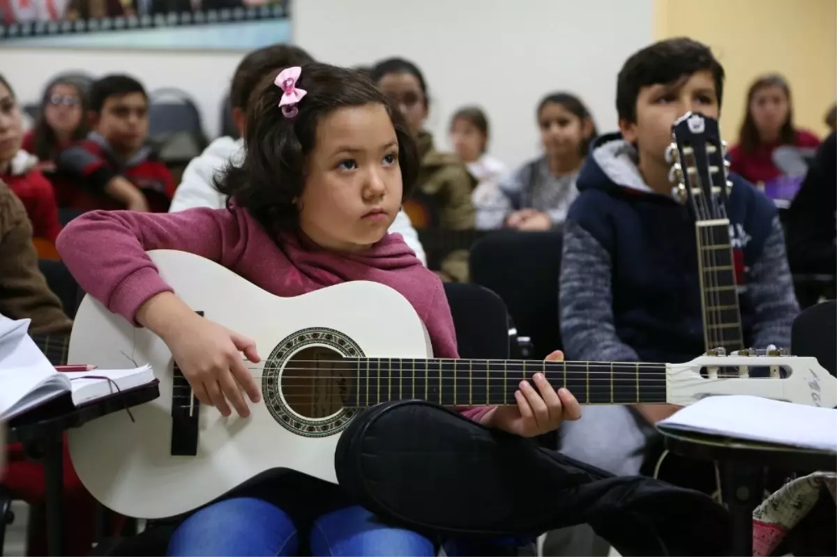 Odunpazarı\'nda Çocuklar Gitar Öğreniyor