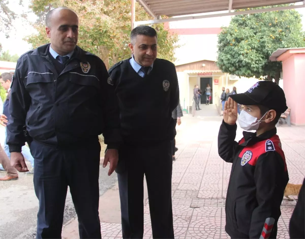 Polis Hayranı Lösemi Hastası Mustafa\'nın Tek Hayali Arabalı Yatakta Uyumak