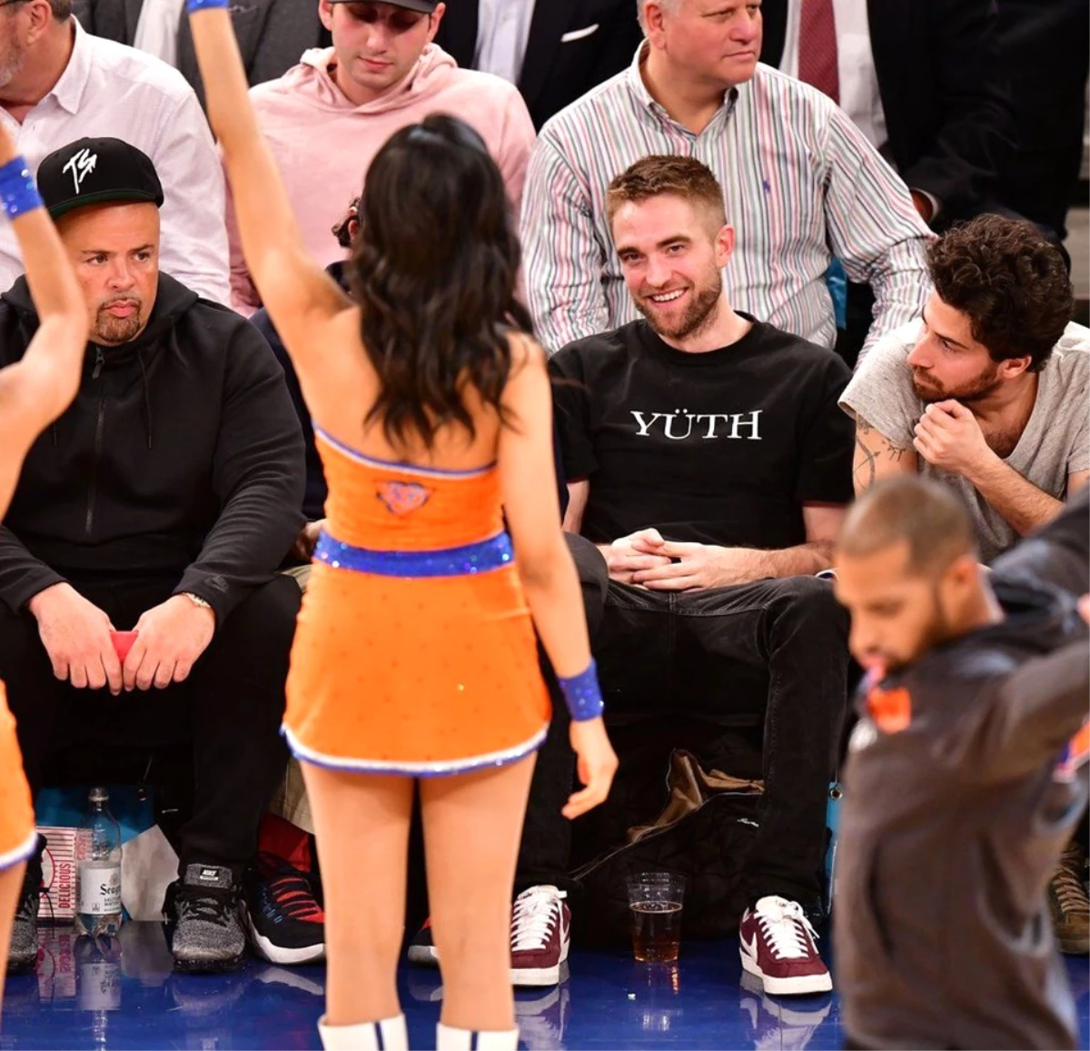 Robert Pattinson, NBA maçında Amigo Kızlardan Gözünü Alamadı