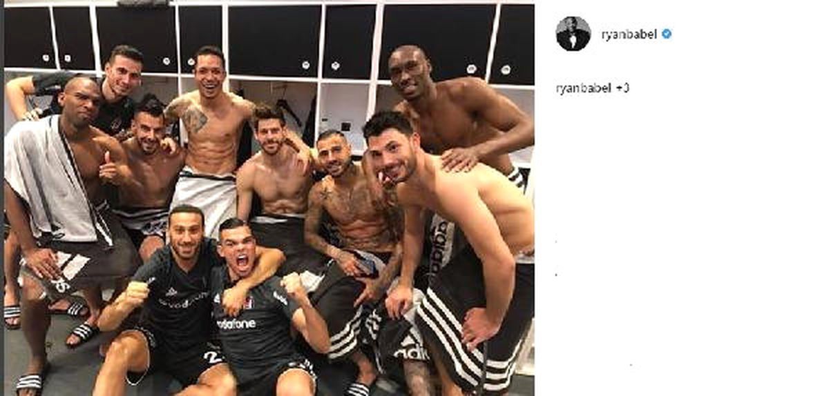 Ryan Babel\'den Galibiyet Pozu