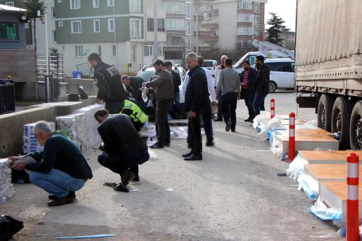 Tır\'ın Zulasında 10 Bin Paket Kaçak Sigara Ele Geçirildi