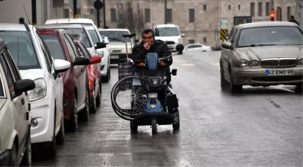 Akülü Engelli Aracıyla Tekerlekli Sandalye Taşıyor