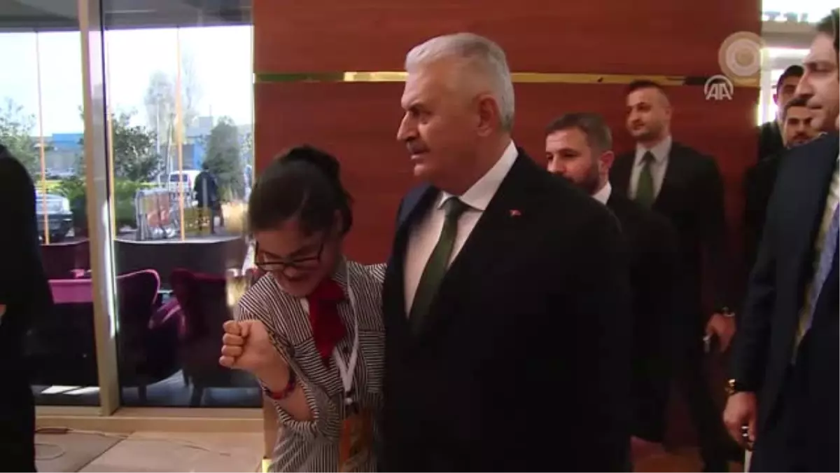 Başbakan Yıldırım, Serebral Palsili Gülşah Yağmur Yazıcı\'nın Kara Kalem Portre Sergisini Gezdi -...