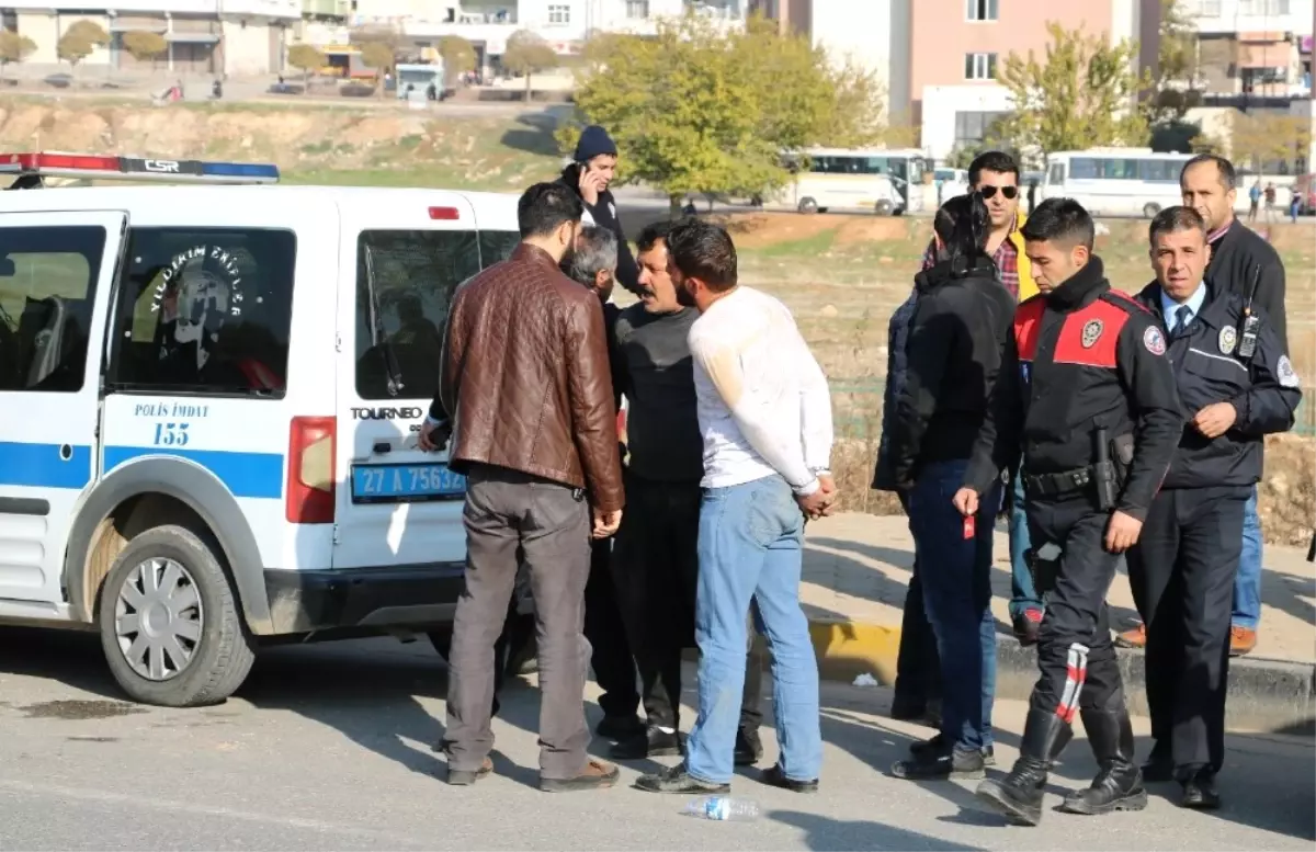 Düğün Konvoyundaki Silahı Almaya Çalışan Polise Saldırı