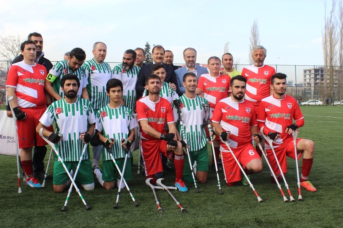 Engelliler Günü\'nde Sakatlanan Afrikalı Futbolcunun Yardımına Başbakan Yardımcısı Koştu