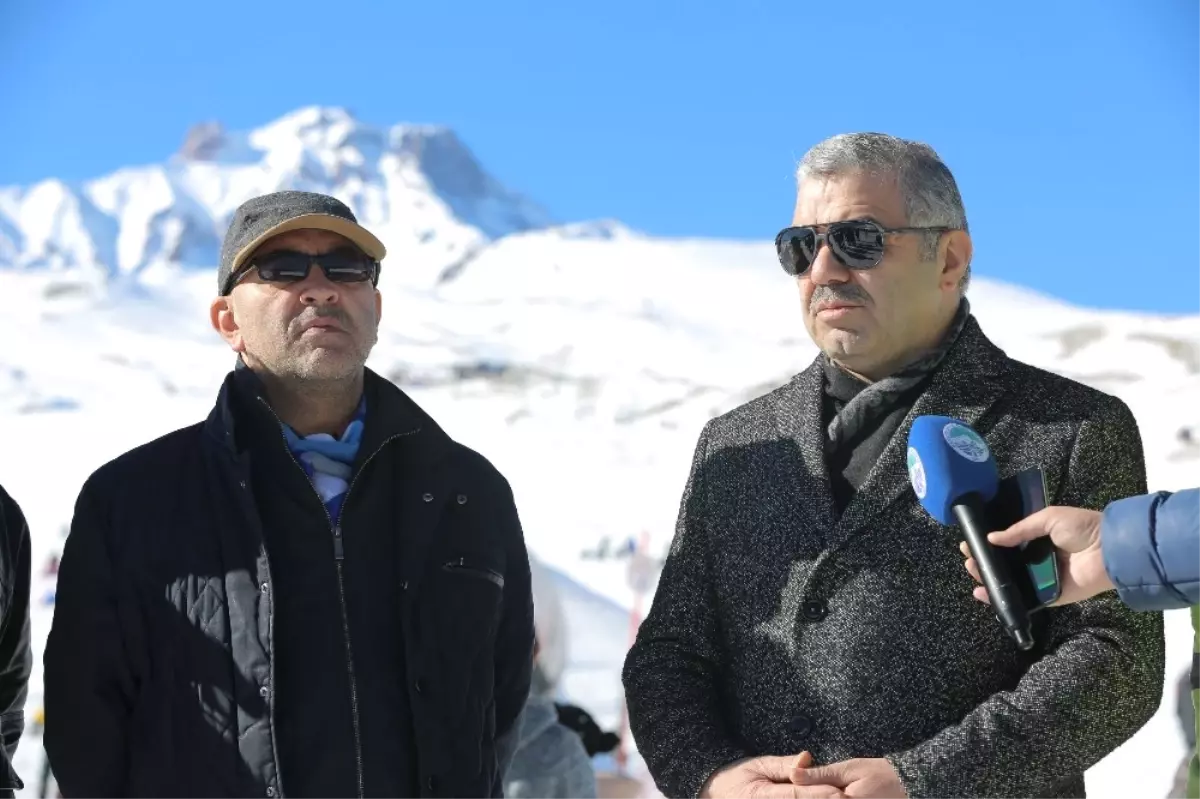 Erciyes Kayak Merkezinde Hafta Sonu Yoğunluğu