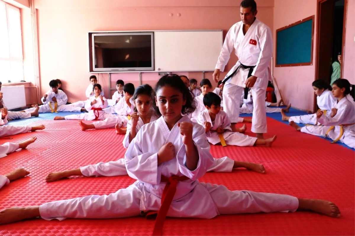 İstanbul\'dan Geldi, Köy Çocuklarına Ücretsiz Karate Öğretiyor
