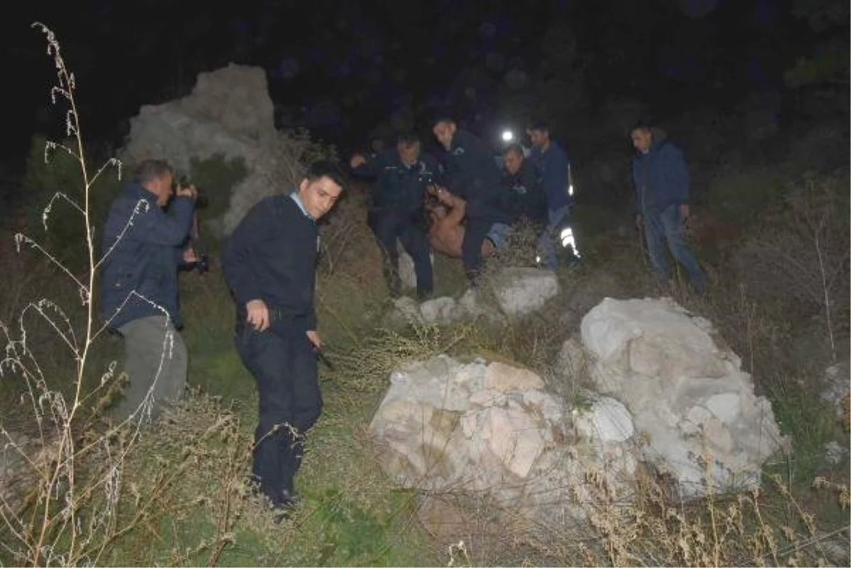 Kayalıklara Yuvarlanan Alkollü Kişi, Yardıma Gelen Polislere Taş Attı