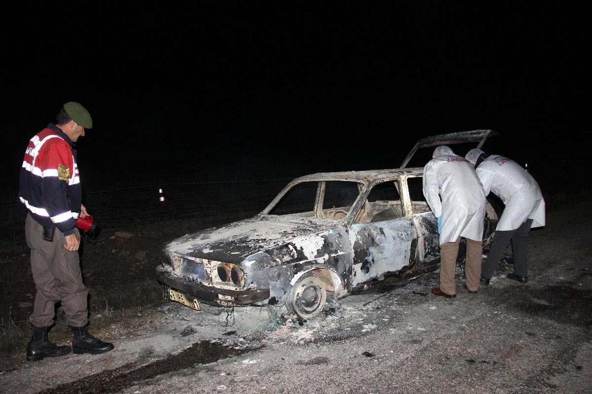 Kütahya\'da Yanmış Otomobilde 2 Ceset Bulundu