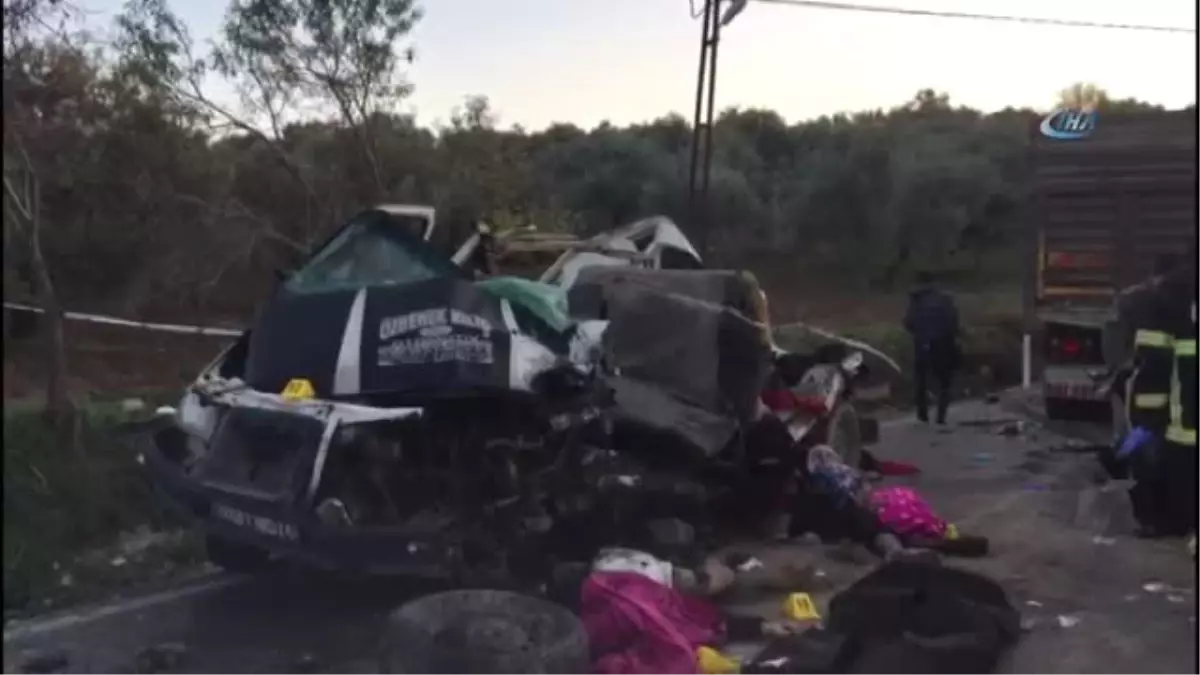 Mültecileri Taşıyan Minibüs ile Kamyon Çarpıştı: 10 Ölü, 7 Yaralı