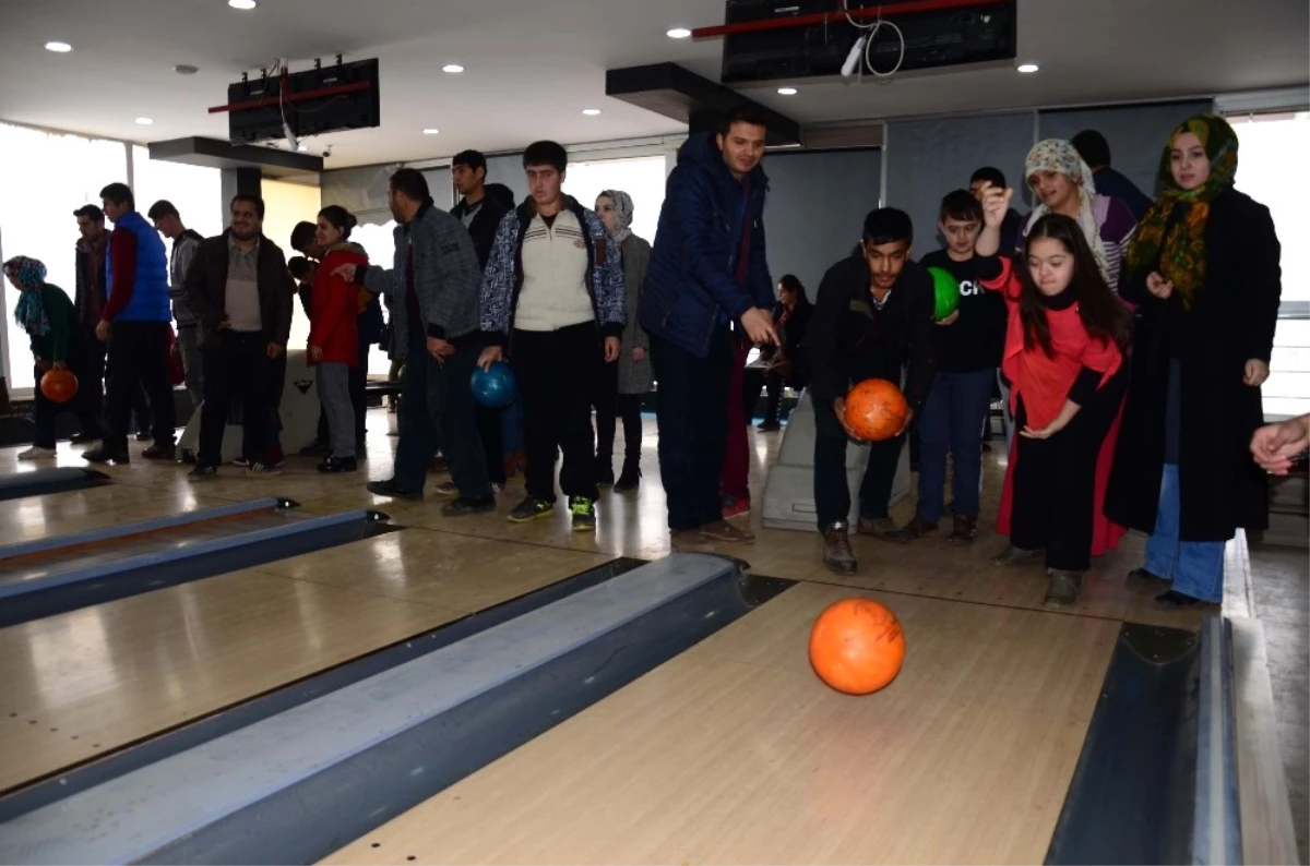 Muş\'ta Engellilerin Bowling Heyecanı