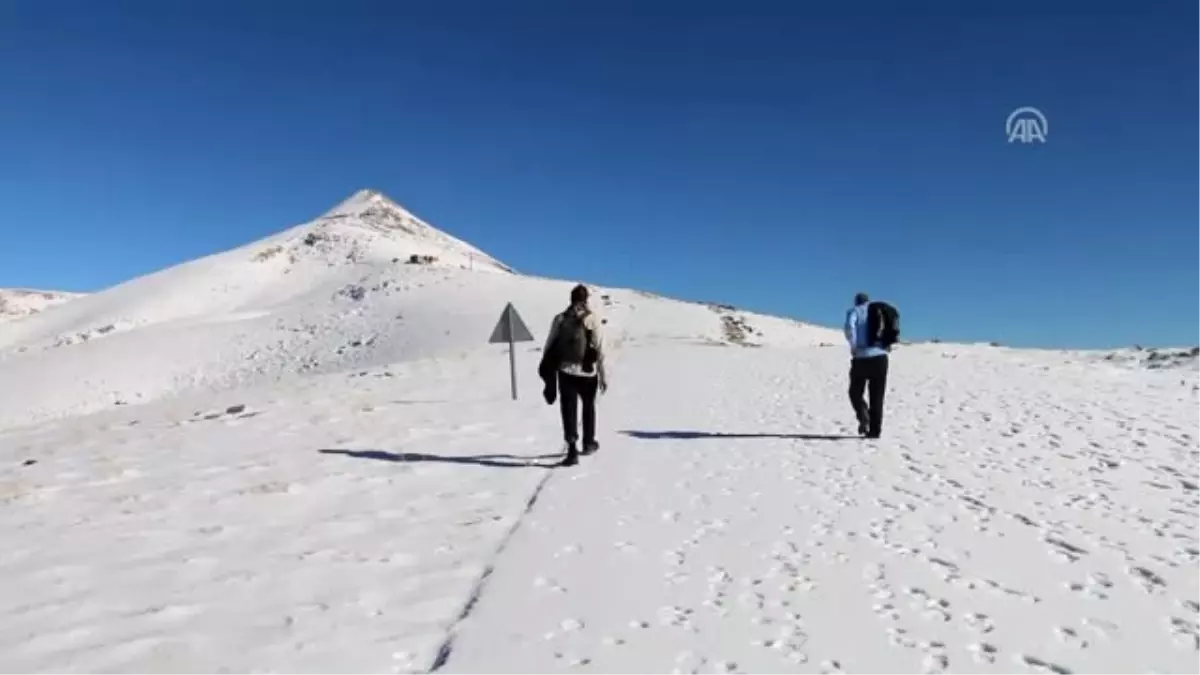 Nemrut Dağı\'na Mevsimin İlk Karı Düştü