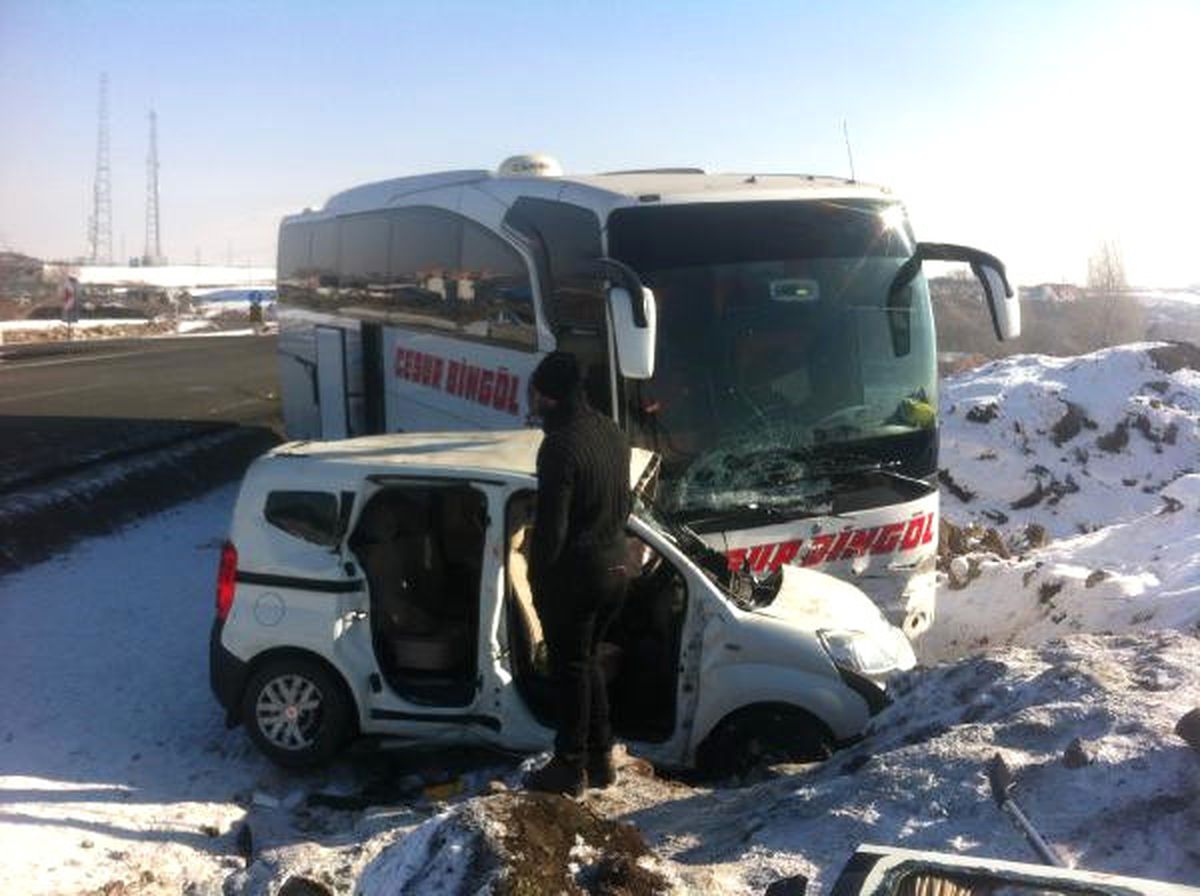 Otobüs ile Hafif Ticari Araç Çarpıştı: 1 Ölü, 2 Yaralı