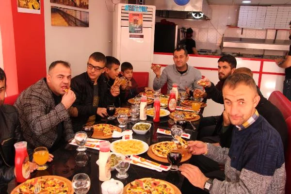 Silopi’deki Esnaftan Engellilere Pizza İkramı Son Dakika