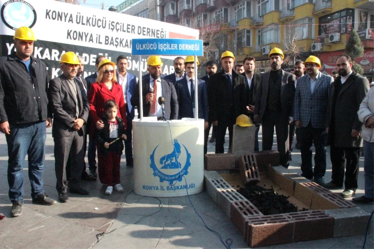 Temsili Mezara Kömür Döküp Madendeki İş Kazalarına Dikkat Çektiler