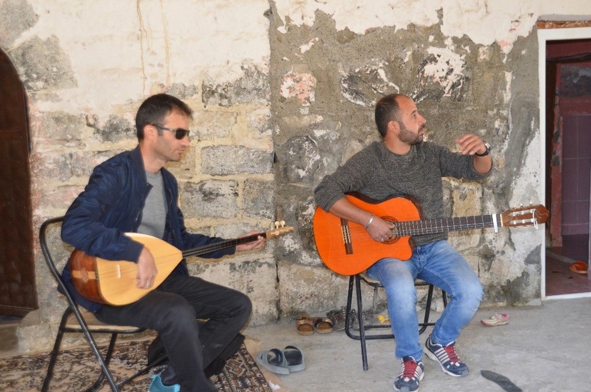 Terör Yüzünden Gözlerini Kaybetti, Bağlamasıyla Hayata Tutundu
