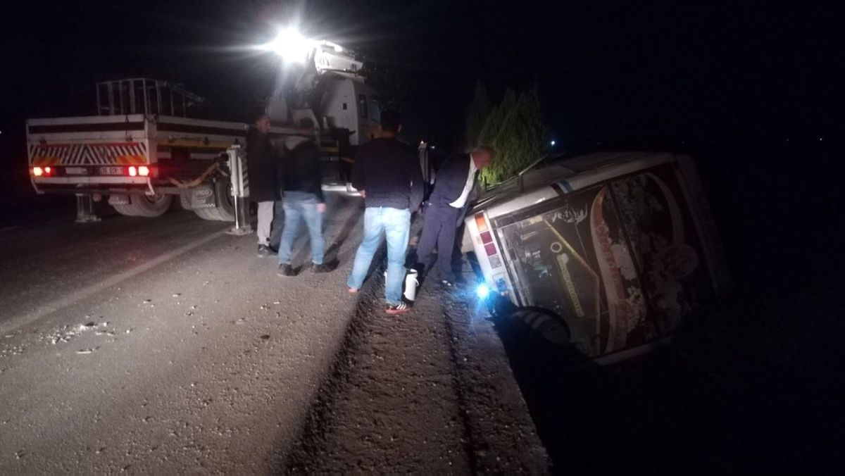 Torbalı\'da Minibüs Devrildi: 11 Yaralı