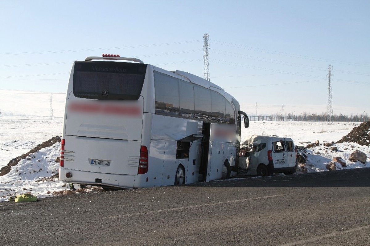Yolcu Otobüsü ile Otomobil Kafa Kafaya Çarpıştı: 1 Ölü, 2 Yaralı