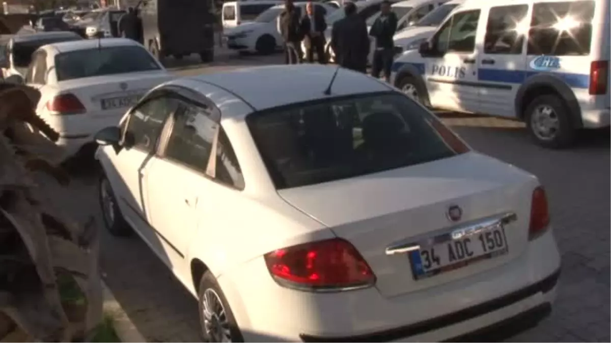 Adana\'da İkiz Plaka Alarmı... İki Araç Yan Yana Park Edilmiş Halde Bulundu