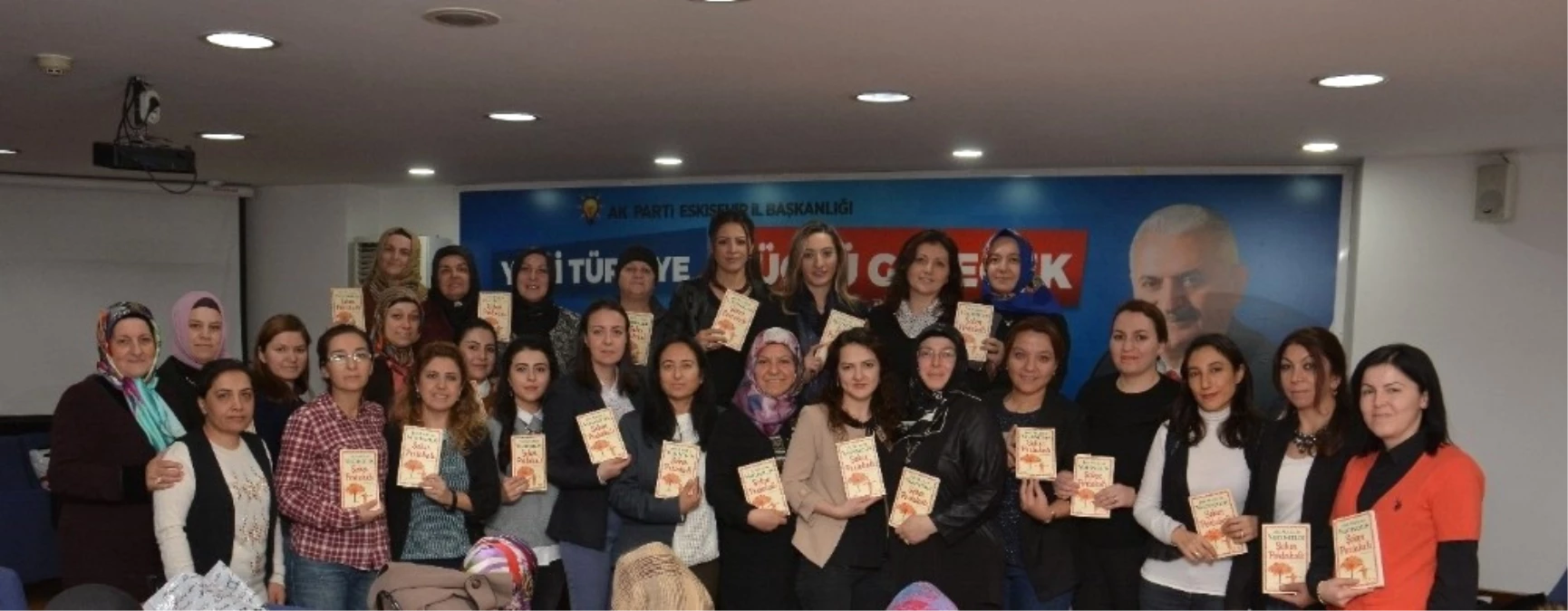 AK Parti Kadın Kolları\'nda Her Ay Bir Kitap