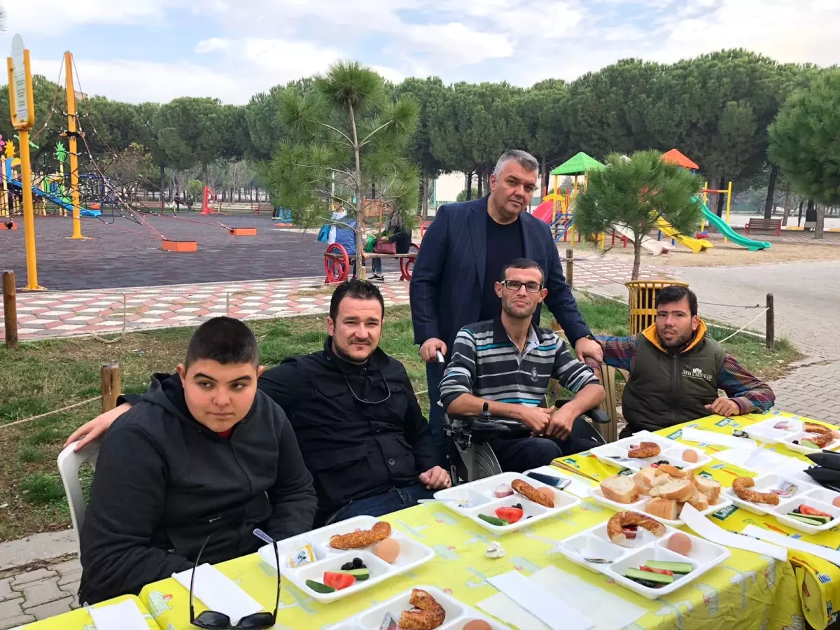 Akhisar\'daki Engelli Dernekleri Kahvaltıda Buluştu