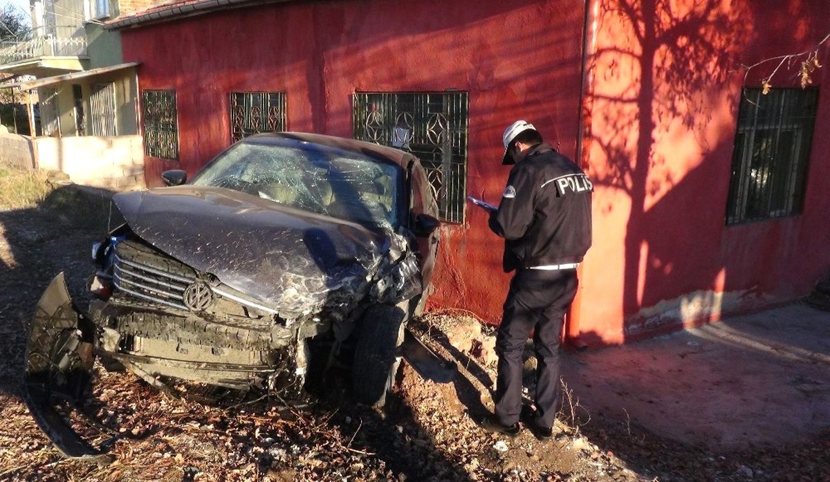 Aksaray\'da Otomobiller Çarpıştı: 3 Yaralı
